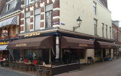 grand cafe de brass markiezen neonreclame terras